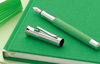 Guilloche Viper Green y Turquesa de Graf von Faber-Castell: un toque de frescura en nuestro escritorio